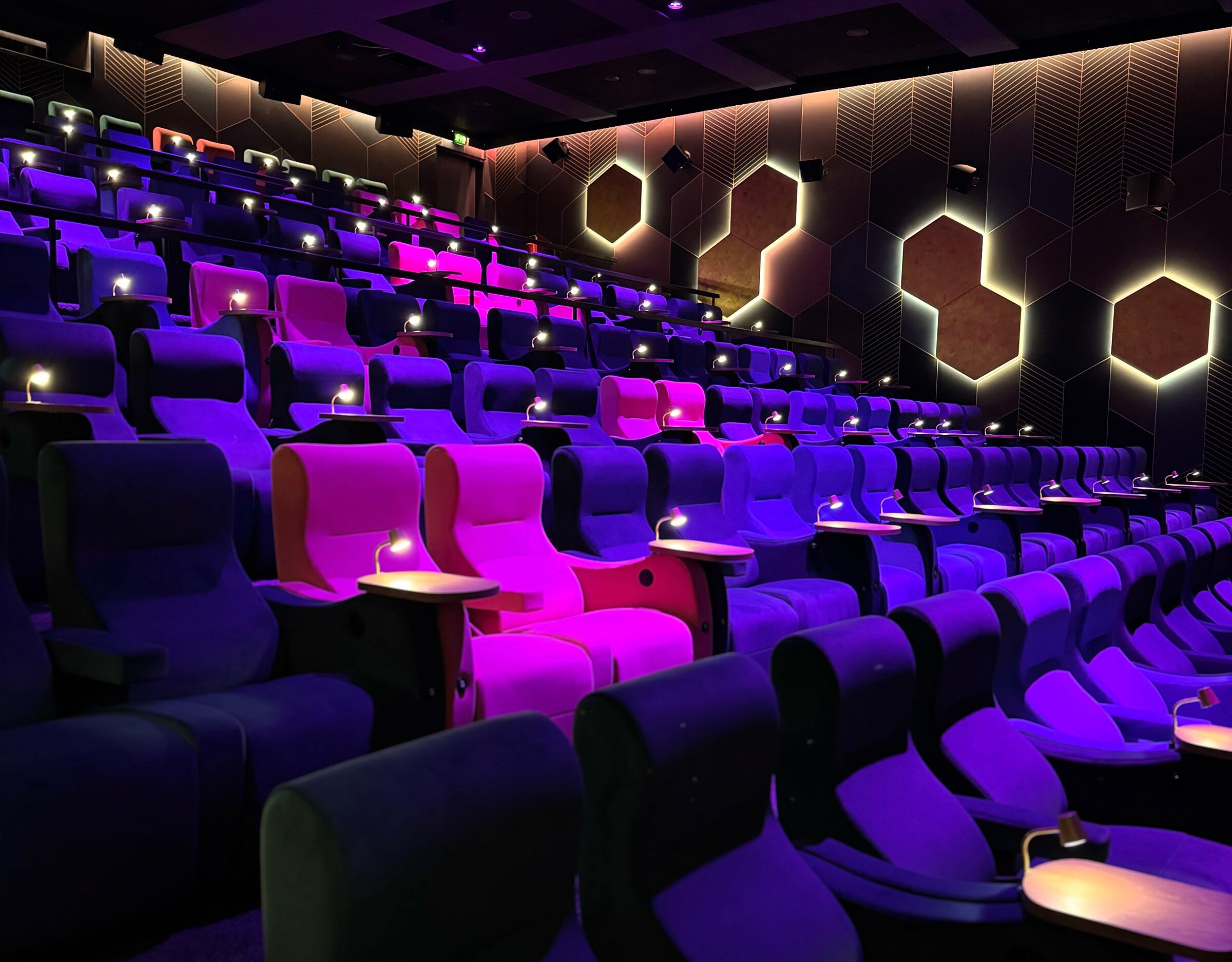 Kino 5 im Admiral Nürnberg – violette Recliner und pinke Deluxe-Sitze, Dolby Atmos