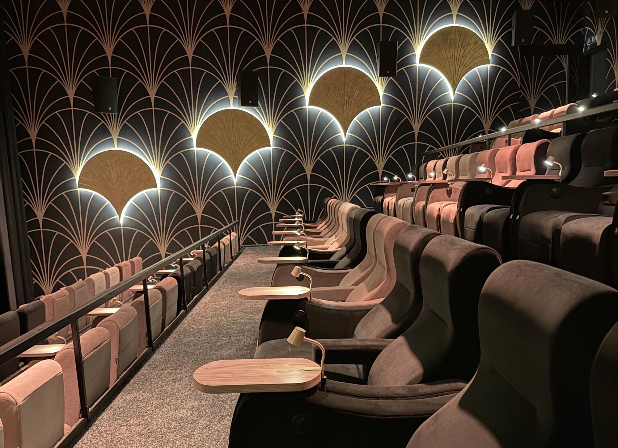 Kino in Nürnberg – Art-déco-Fächerwand und Recliner-Sessel im Admiral Boutique Kino
