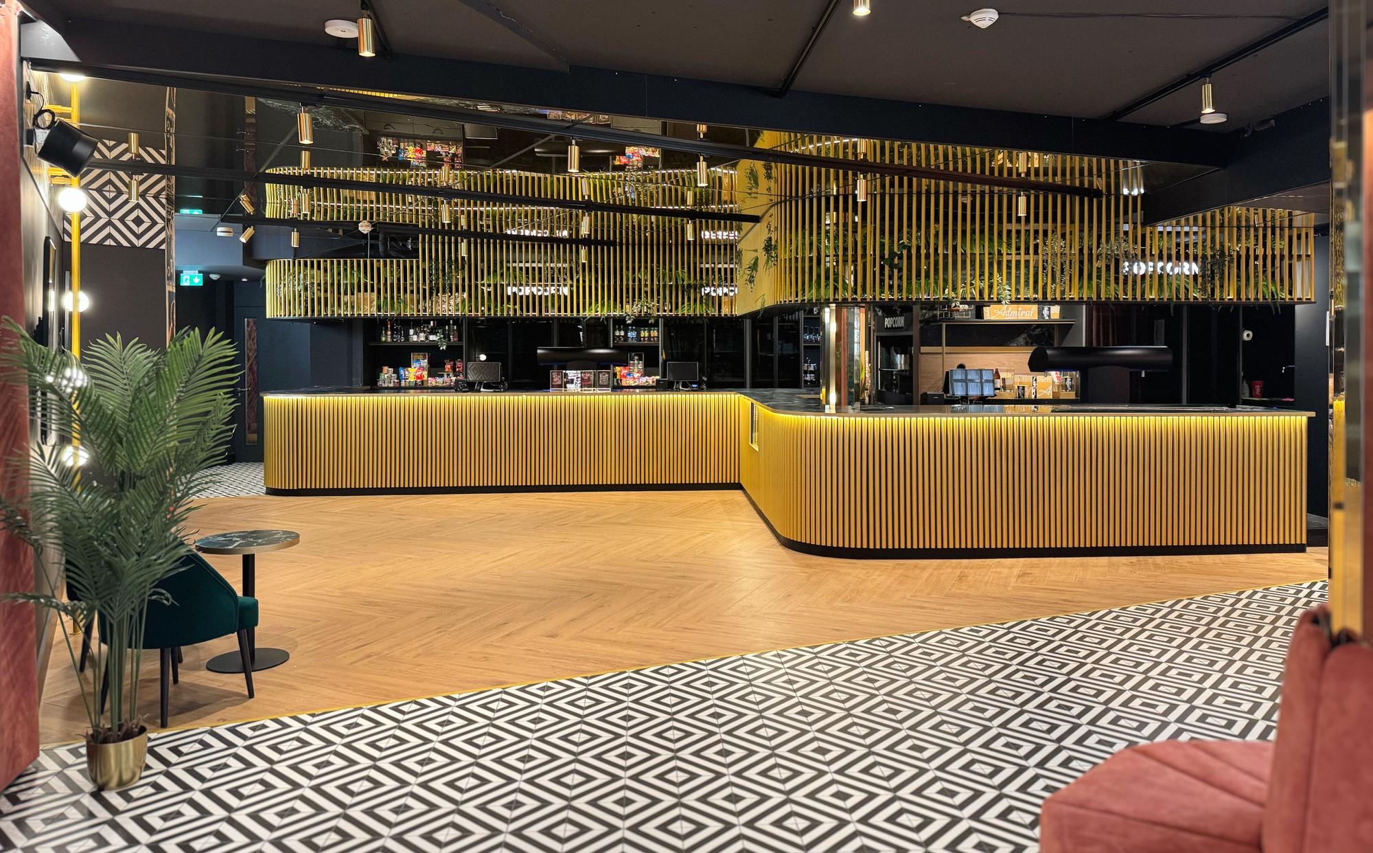Foyer des Admiral Boutique Kinos Nürnberg mit goldener Messingtheke