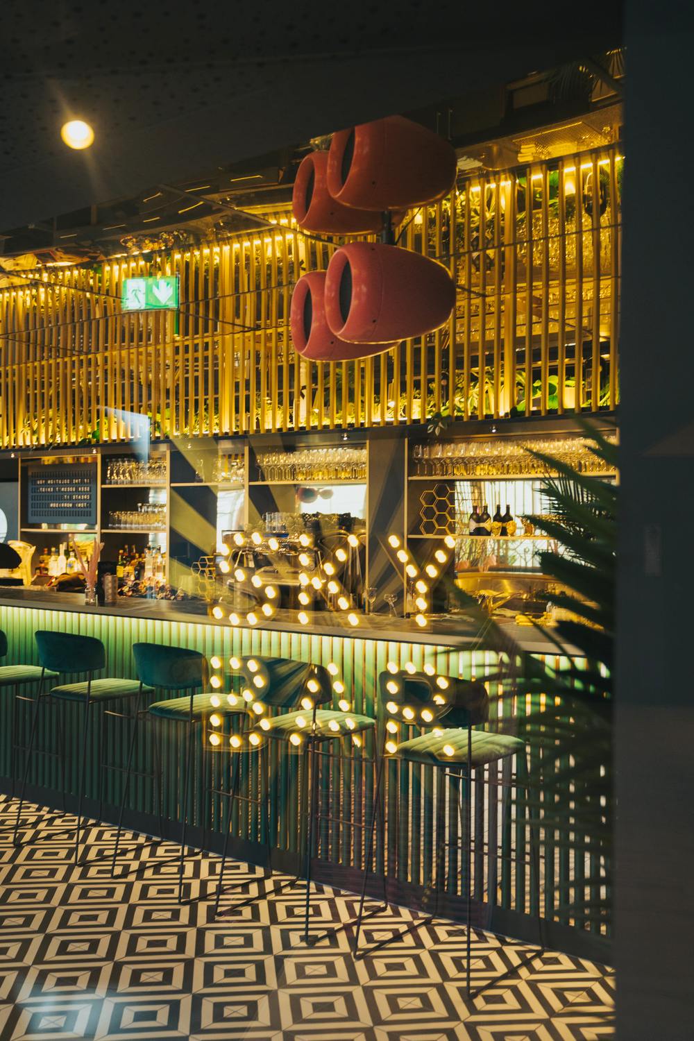 Tresen der Sky Bar Nürnberg – Rooftop Bar über dem Admiral Boutique Kino